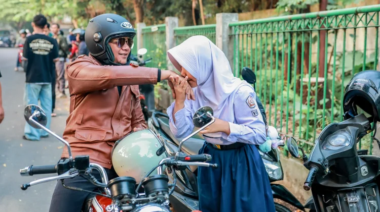 Hari Pertama Sekolah, Jenal Mutaqin Ajak Ayah Dampingi Anak