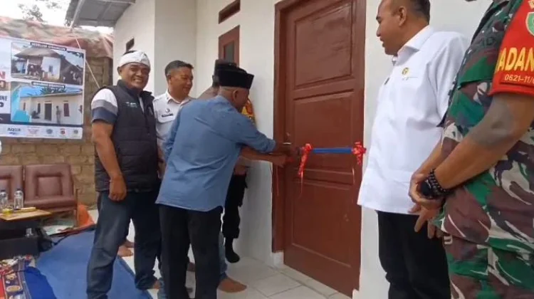 Camat Caringin  dan RT Saksikan Serah Terima Kunci Bedah Rumah PWO