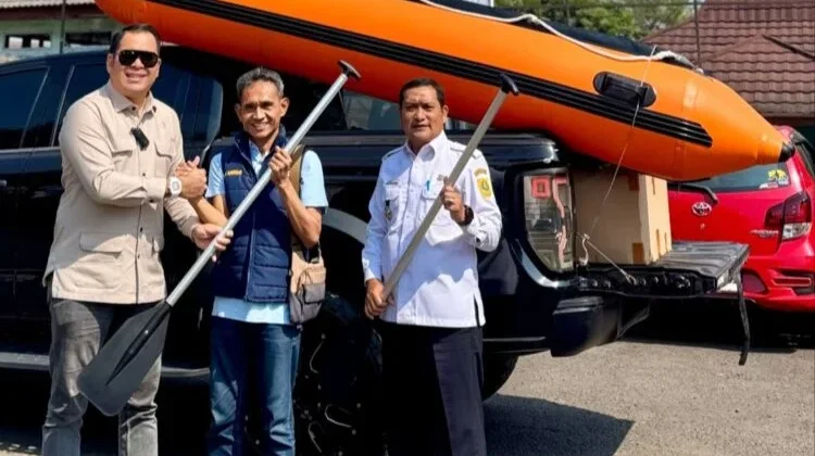 Ketua Komisi I DPRD Berikan Bantuan Perahu Karet kepada Katar Cibinong
