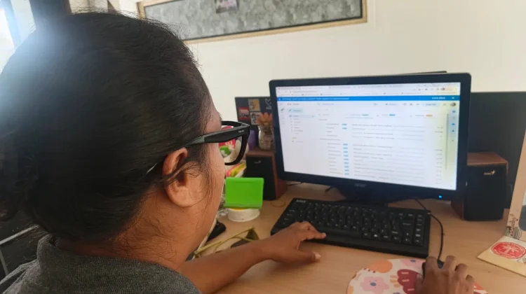 Mata Lelah setelah Bekerja Seharian? Kenali Gejala Digital Eye Strain
