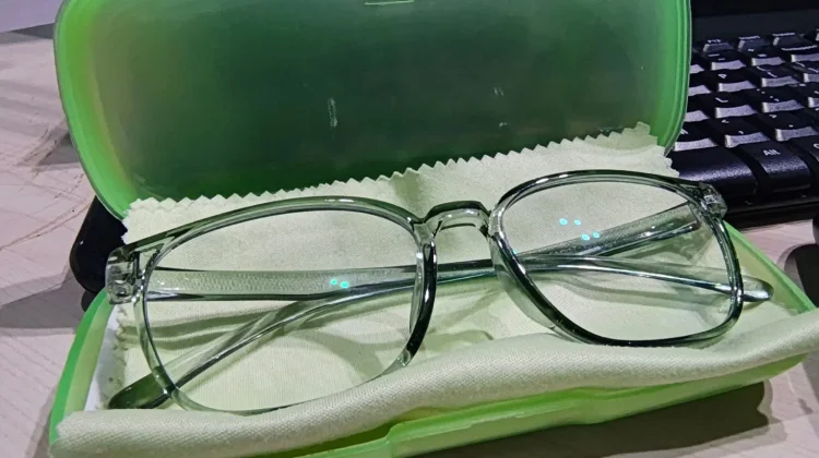 Kacamata Bukan Sekadar Alat Bantu Lihat, Ini Fungsi Merawatnya