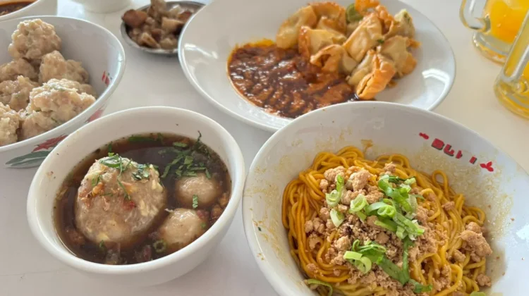Kedai Bakso di Bogor Ini Bikin Penasaran, Kuah Kaldu 8 Jam Jadi Kunci Kelezatan