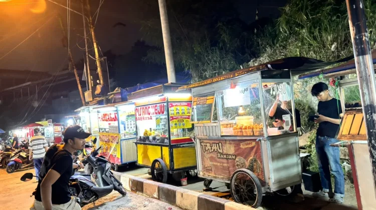 Jajanan Malam Pertigaan Cipaku Batutulis, Favorit Warga Bogor Selatan