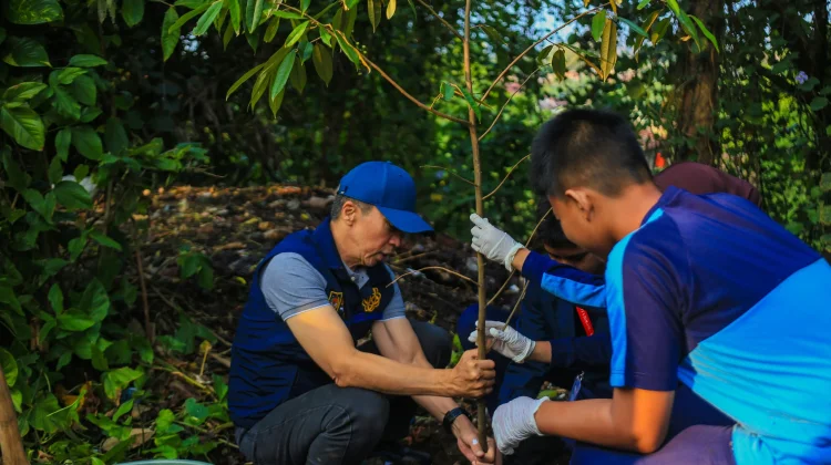 Ratusan Pelajar Kota Bogor Bersihkan Kali Cipakancilan dan Tanam Pohon