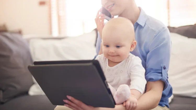Screen Time sebelum Usia 2 Tahun Bisa Ganggu Perkembangan Otak Bayi