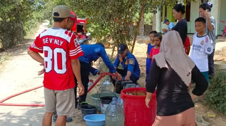 Pemkab Bogor Salurkan 15.300 Liter Air Bersih Diwilayah Terdampak Kekeringan