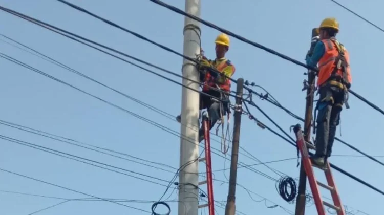 PLN Benahi Tiang Listrik Miring di Desa Pangradin Jasinga Kabupaten Bogor