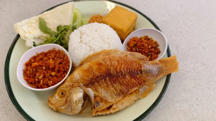 Kreasi Pelengkap Ikan Nila Goreng, Makan Siang Nikmat