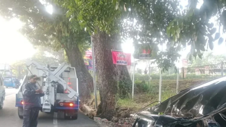 Laka Tunggal Minibus Tabrak Beton Jembatan dan Tiang Listrik di Jalur Puncak