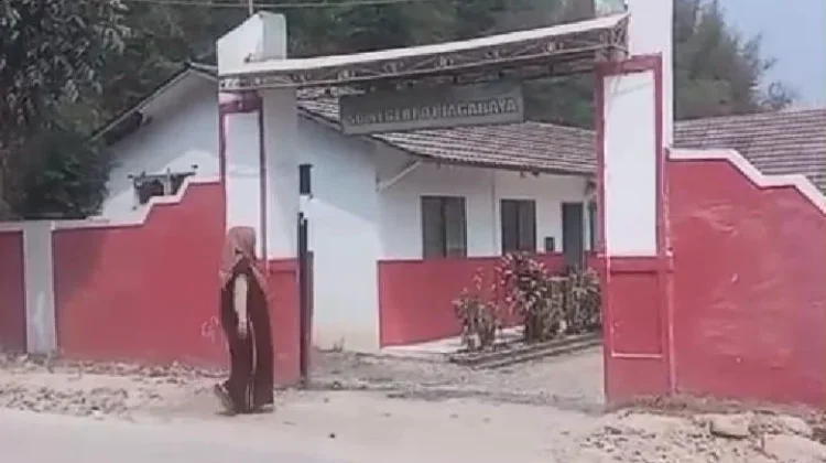 Debu Masuk Ruang Kelas, Proses Belajar Mengajar SDN di Parungpanjang Terganggu