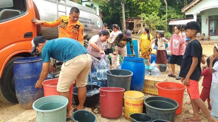 Krisis Air Bersih, Ribuan Warga di Desa Kuripan Ciseeng Terima Bantuan Air Bersih