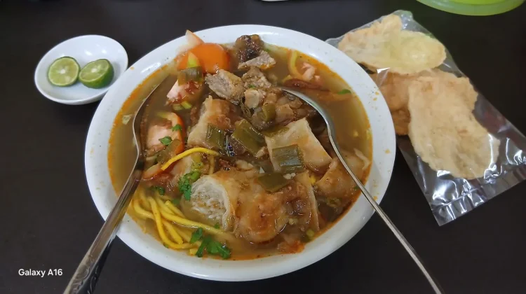 Soto Mie Bogor, Perpaduan Kuah Gurih dan Risol yang Bikin Ketagihan