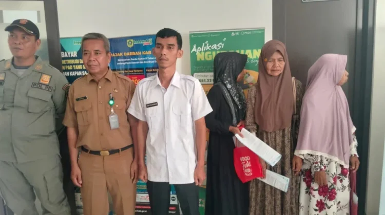 Warga Tanjungsari Kabupaten Bogor Terima Kartu ATM BPNT dan PKH