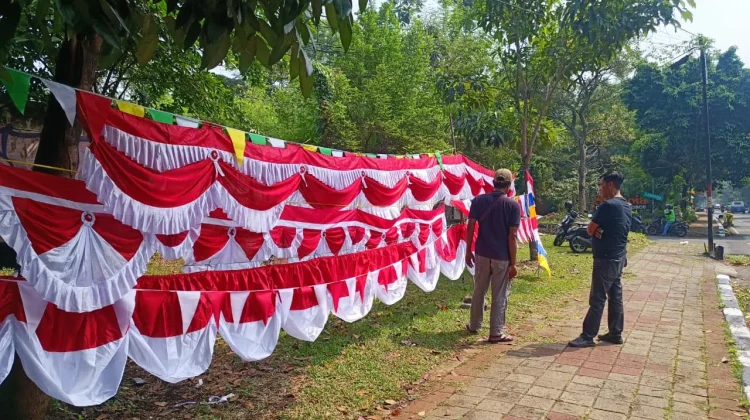 Antusiasme Warga Bogor Buru Hiasan Kemerdekaan di Jalan Pajajaran