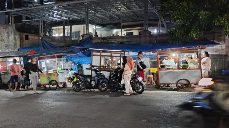 Jajanan Malam dan Cerita di Balik Gerobak Sederhana