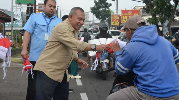Diskominfo Kabupaten Bogor Bagikan Bendera Merah Putih Sambut Bulan Kemerdekaan