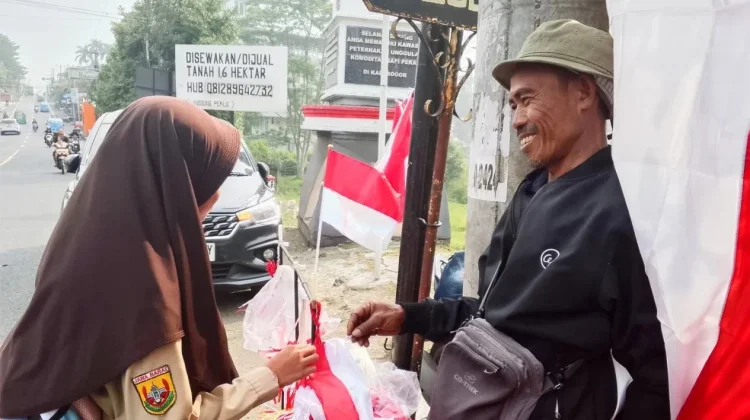 Pedagang Bendera di Puncak Bogor Keluhkan Sepi Pembeli