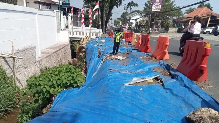 Ancam Keselamatan, Warga Minta Pemkab Bogor Perbaiki Jalan Longsor di Puncak