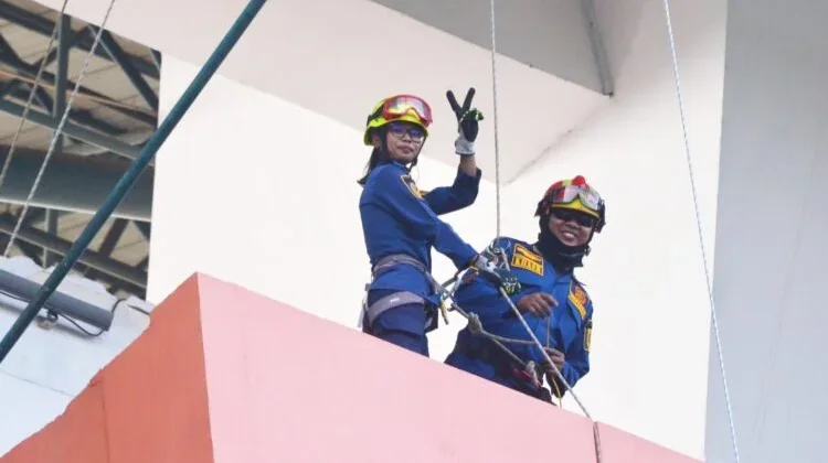 Maita Sitorus, Srikandi Damkar Kabupaten Bogor Bentangkan Merah Putih Raksasa