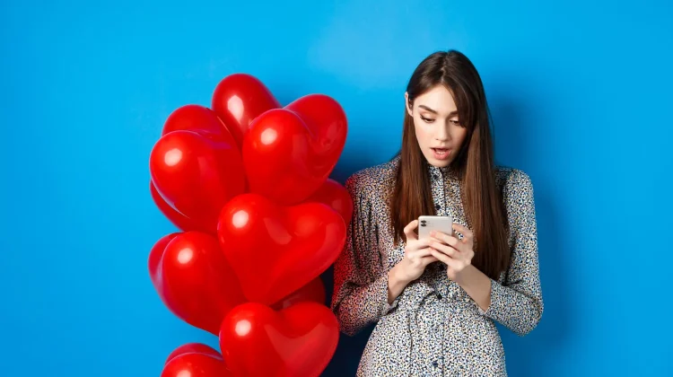Bisakah Seseorang Jatuh Cinta pada AI? Psikolog Jelaskan Alasannya