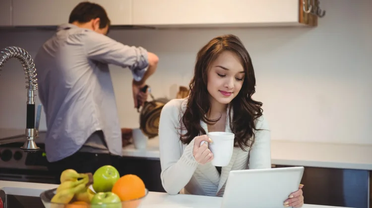 Istri Bergaji Lebih Tinggi, Bagaimana Perasaan Suami? Ini Kata Psikolog