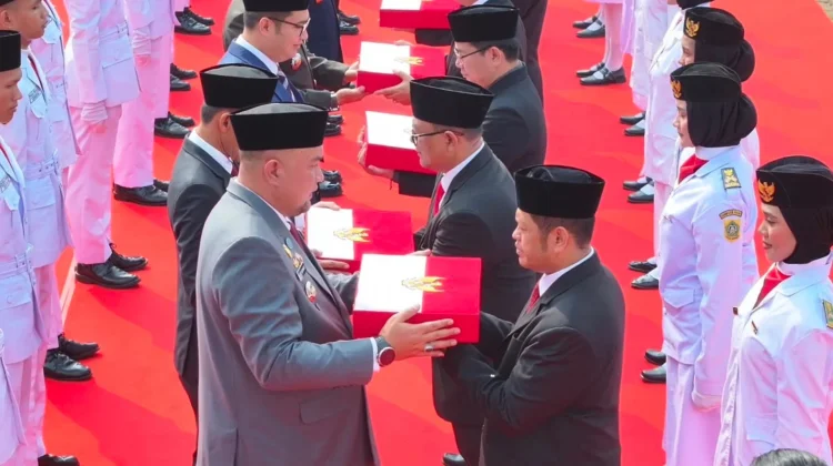 Bupati Bogor Serahkan Bendera Merah Putih ke 40 Kecamatan Sambut HUT RI