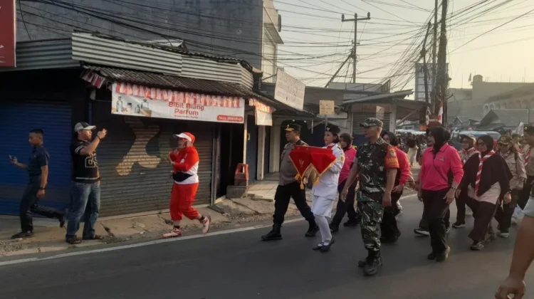 Semarakan HUT RI ke 81, Bendera Merah Putih 30 Meter Diarak Keliling Citeureup