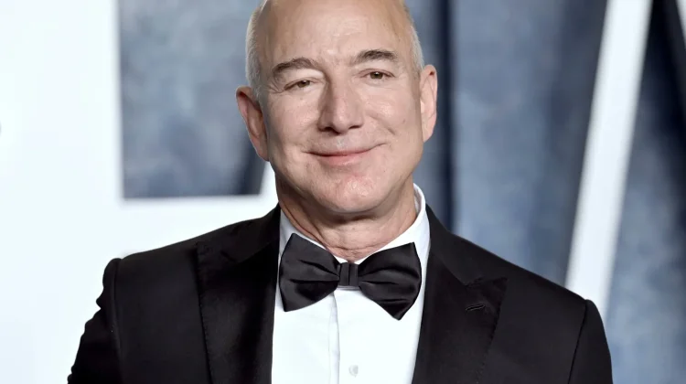Investasi Besar di Liverpool, Jeff Bezos Kini Jadi Bagian dari Pemilik Saham Klub