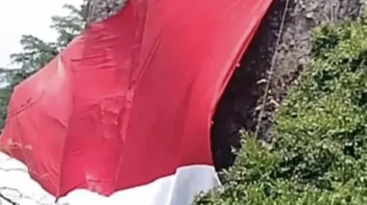 Bendera Merah Putih Raksasa Berkibar di Puncak Gunung Munara