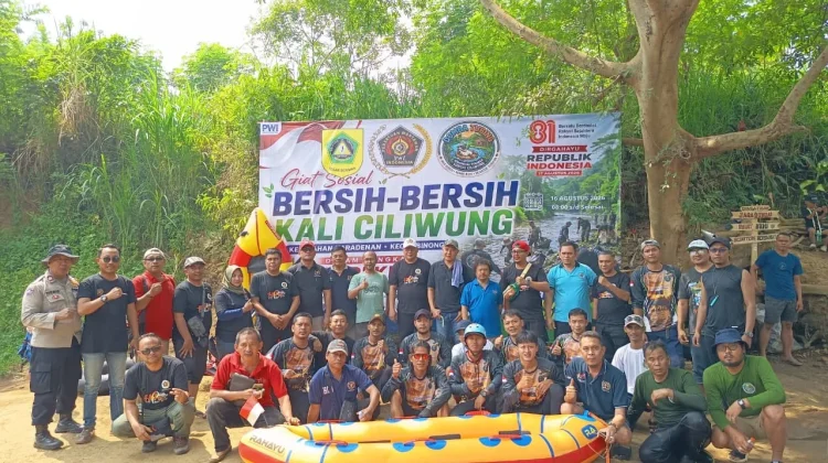Peringati HUT ke-81 RI, PWI Kabupaten Bogor Gelar Gerakan Pungut Sampah di Ciliwung