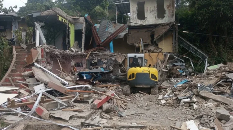 Petugas Tertibkan Bangunan Liar di lahan PTPN Puncak Bogor