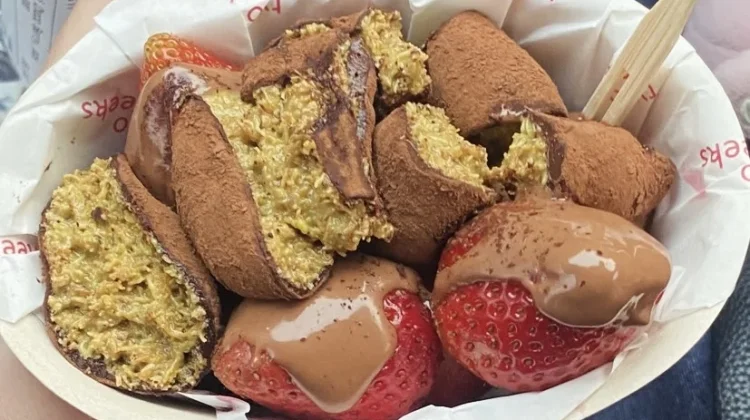 Dubai Choco Berry: Perpaduan Cokelat, Stroberi, dan Kunafa yang Unik