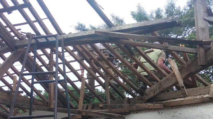Warga Gotong Royong Perbaiki Gedung Koramil Cariu