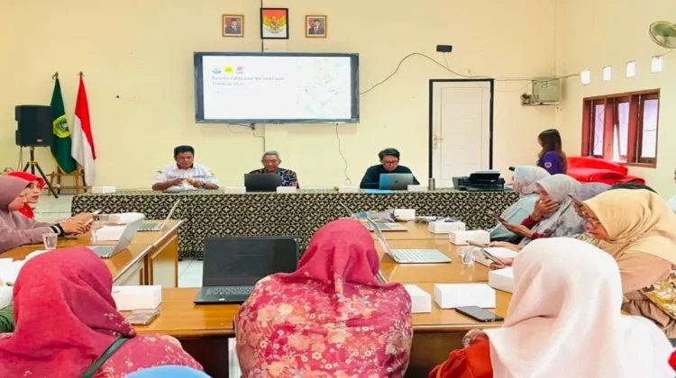 Warga Gunung Putri Kabupaten Bogor Dilatih Kelola Bank Sampah Digital