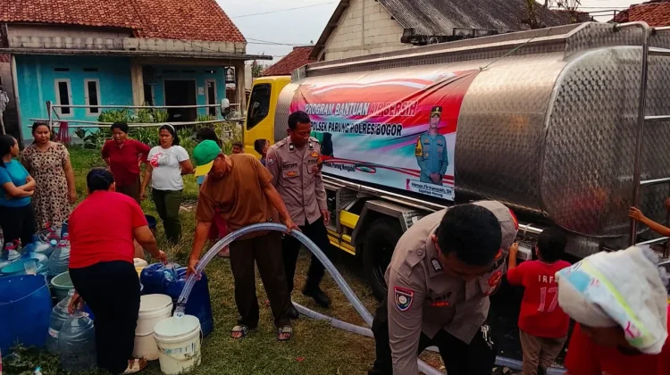 Polsek Parung Kirim Bantuan Air Bersih dalam Momentum Hari Juang Polri