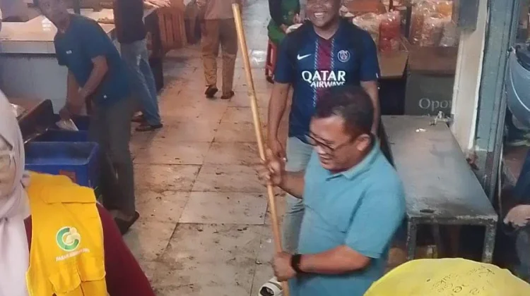 KJKBS-Perumda Pasar Pakuan Jaya Kolaborasi Bersihkan Pasar Gembrong