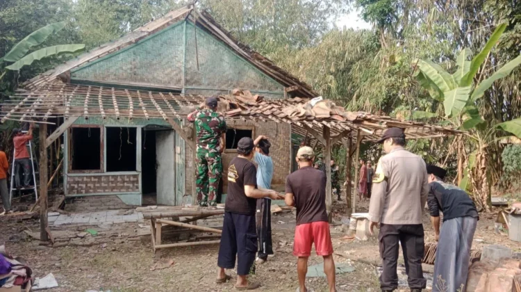 Warga Gotong Royong Perbaiki Rumah Lansia 83 Tahun di Tanjungsari Bogor