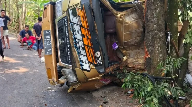 Truk Pengangkut Pupuk Terguling di Tanjakan Samid Tanjungsari Bogor