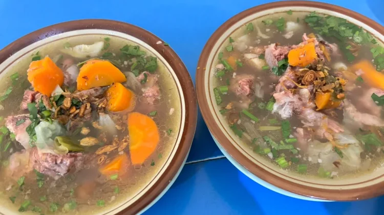 Sop buntut Ma’Emun, Hangatnya Kuliner Legendaris di tengah Bogor