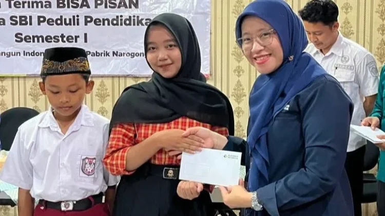 Solusi Bangun Indonesia Berikan 500 Beasiswa Pelajar di Sekitar Pabrik Narogong