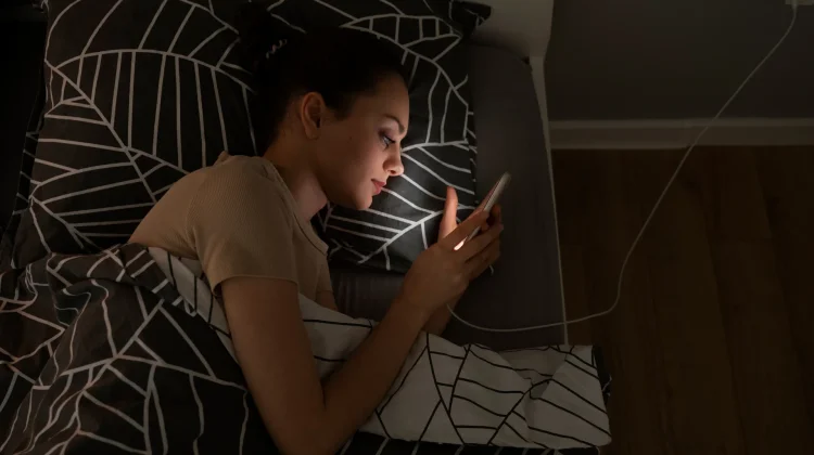 Terlalu Lama Main HP Malam Hari Bisa Ganggu Tidur, Coba 4 Cara Ini