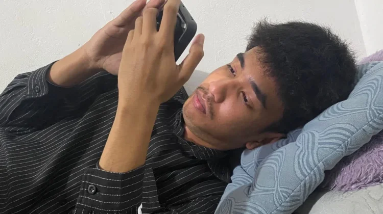 Kebiasaan Main HP sebelum Tidur Bisa Ganggu Kualitas Istirahat