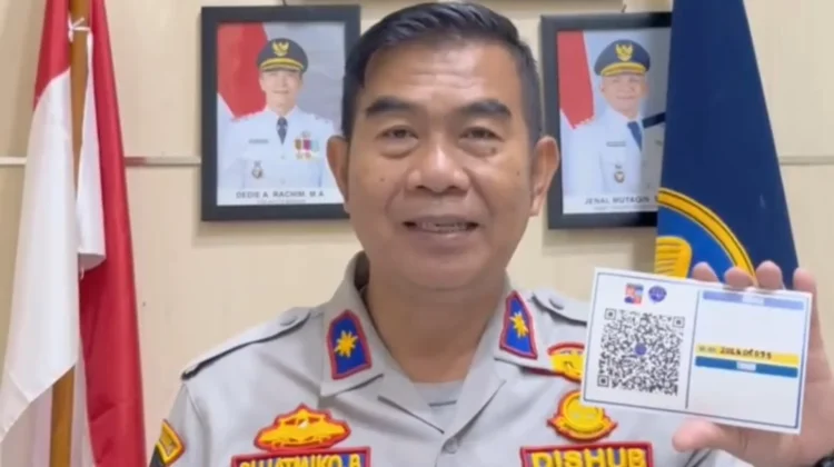 Dishub Kota Bogor Pasang Stiker Penanda Angkot di Bawah Usia 20 Tahun
