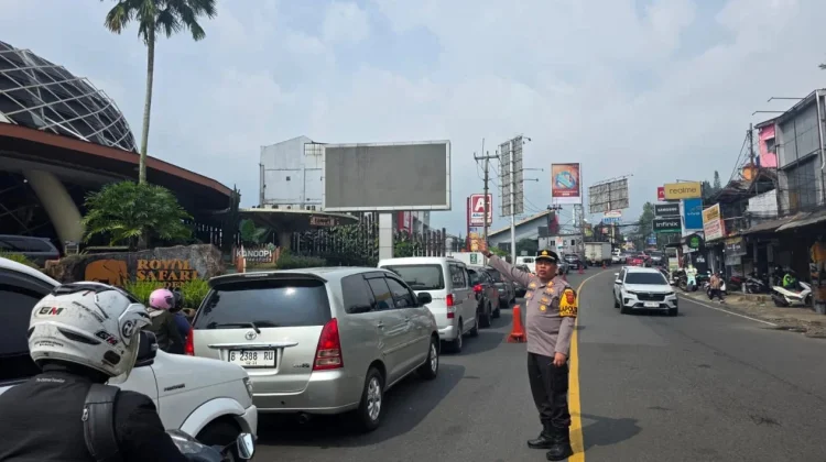 Kapolsek Cisarua Turun tangan Langsung Atasi Arus Wisata Puncak Bogor