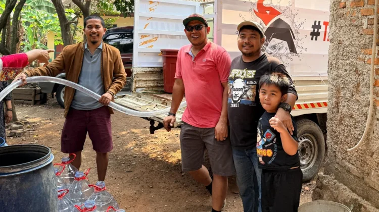 Bantu Kekeringan dan Pasok Air Bersih, PSI Salurkan Tangki Gajah di Parungpanjang