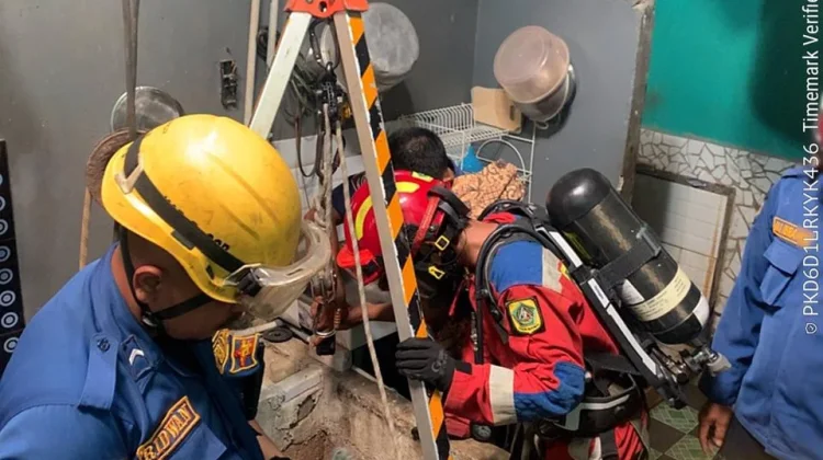 Damkar Kabupaten Bogor Evakuasi Penggali Sumur Keracunan Gas