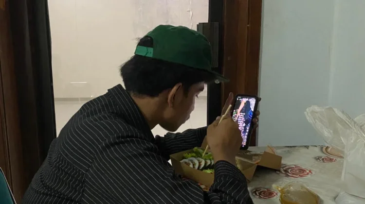 Sering Makan Sambil Main HP? Kebiasaan Sepele Ini Bisa Ganggu Momen Bersantap