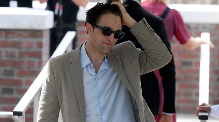 Robert Pattinson Jadi Pembawa Acara Kontroversial di Film “Primetime”