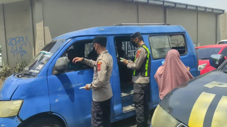 Jajaran Polres Bogor Respon Abu Vulkanik Krakatu, Beri Edukasi dan Bagikan Masker