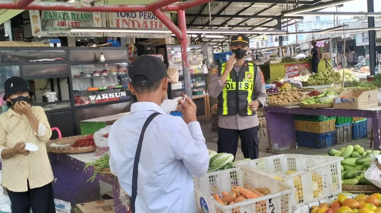 Polsek Parung Bagikan 80 Masker Gratis kepada Warga, Waspada Dampak Abu Vulkanik